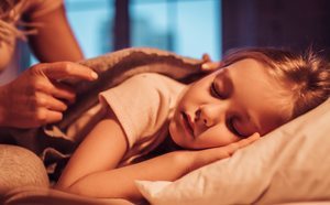 ¿Qué hacer cuando tu hijo no quiere dormir solo?