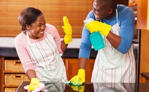 Compartir las tareas de casa es clave para la felicidad de la pareja