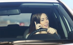 Conducción distraída, los peligros de usar el teléfono en el coche